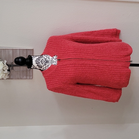 💕CABI ZIPPER SWEATER. 💕 - Picture 1 of 10